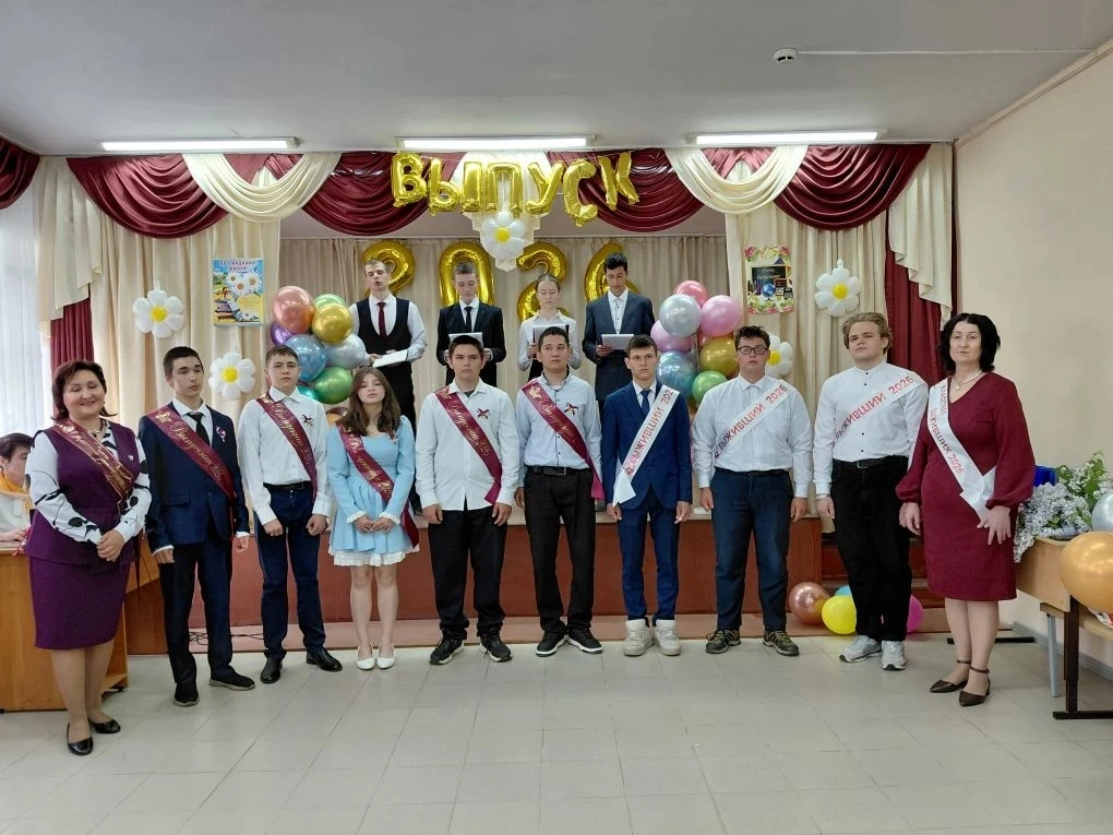 26 мая - Традиционный праздник Последнего звонка. В этот день выпускники прощаются со школой, учител