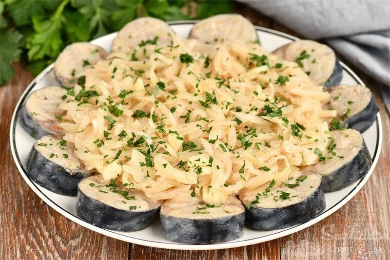 Маринованная скумбрия с луком