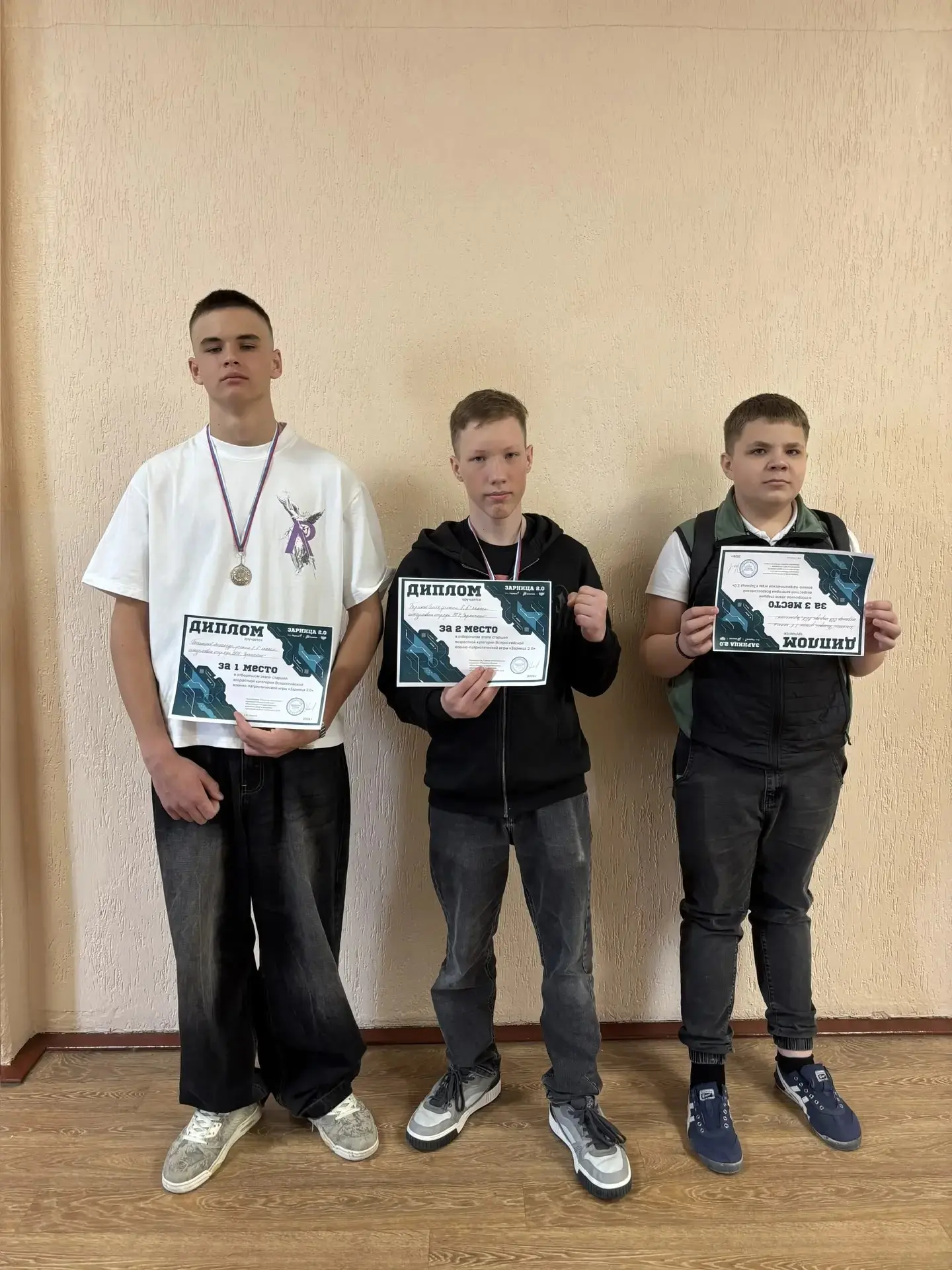 ПОЗДРАВЛЯЕМ ПОБЕДИТЕЛЕЙ!🏆 ⭐На торжественных линейках директор школы Владимирова Л.А., советник дирек