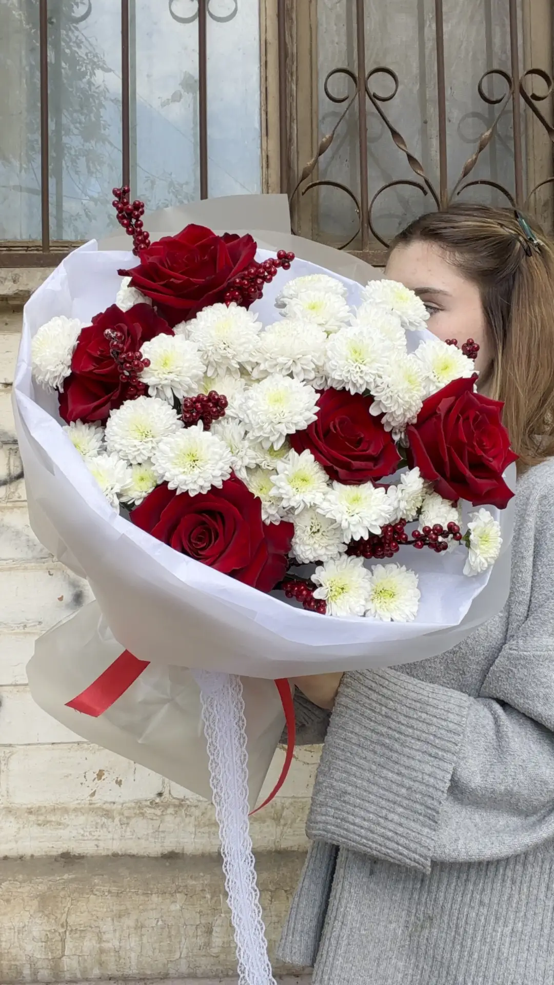Благородный бордовый, чистый белый и яркие ягодные акценты — этот букет звучит как наст...