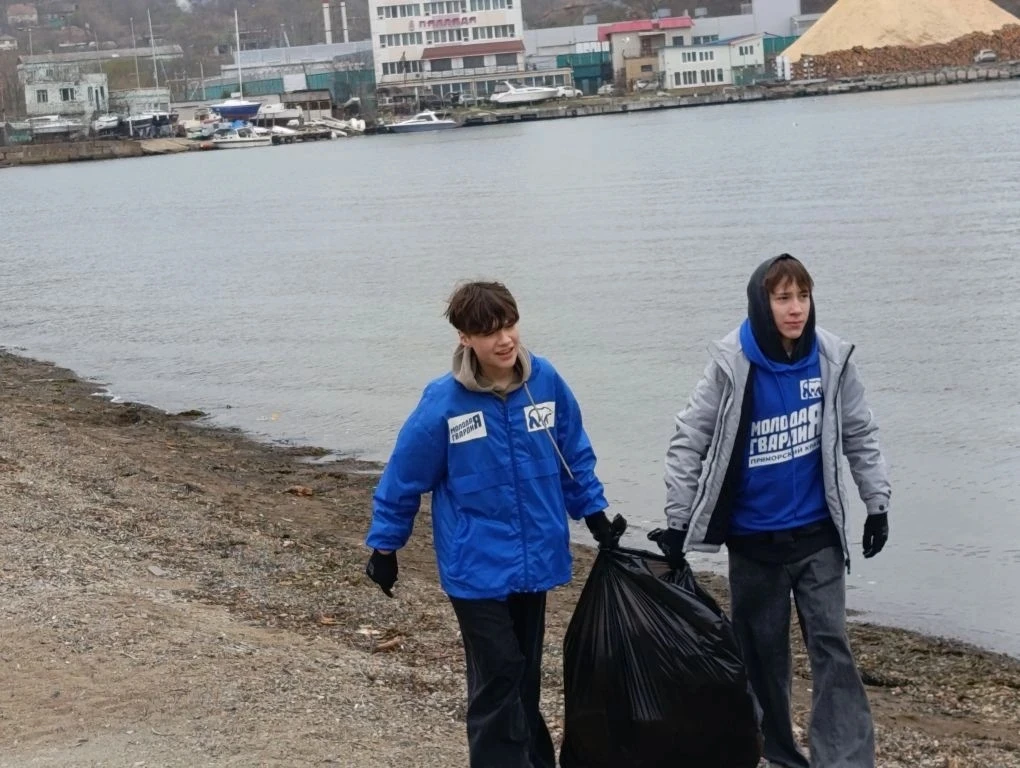 ♻️ Акция по очистке береговой линии и парка "Треуголка" от мусора прошла в Славянке  Мероприятие при