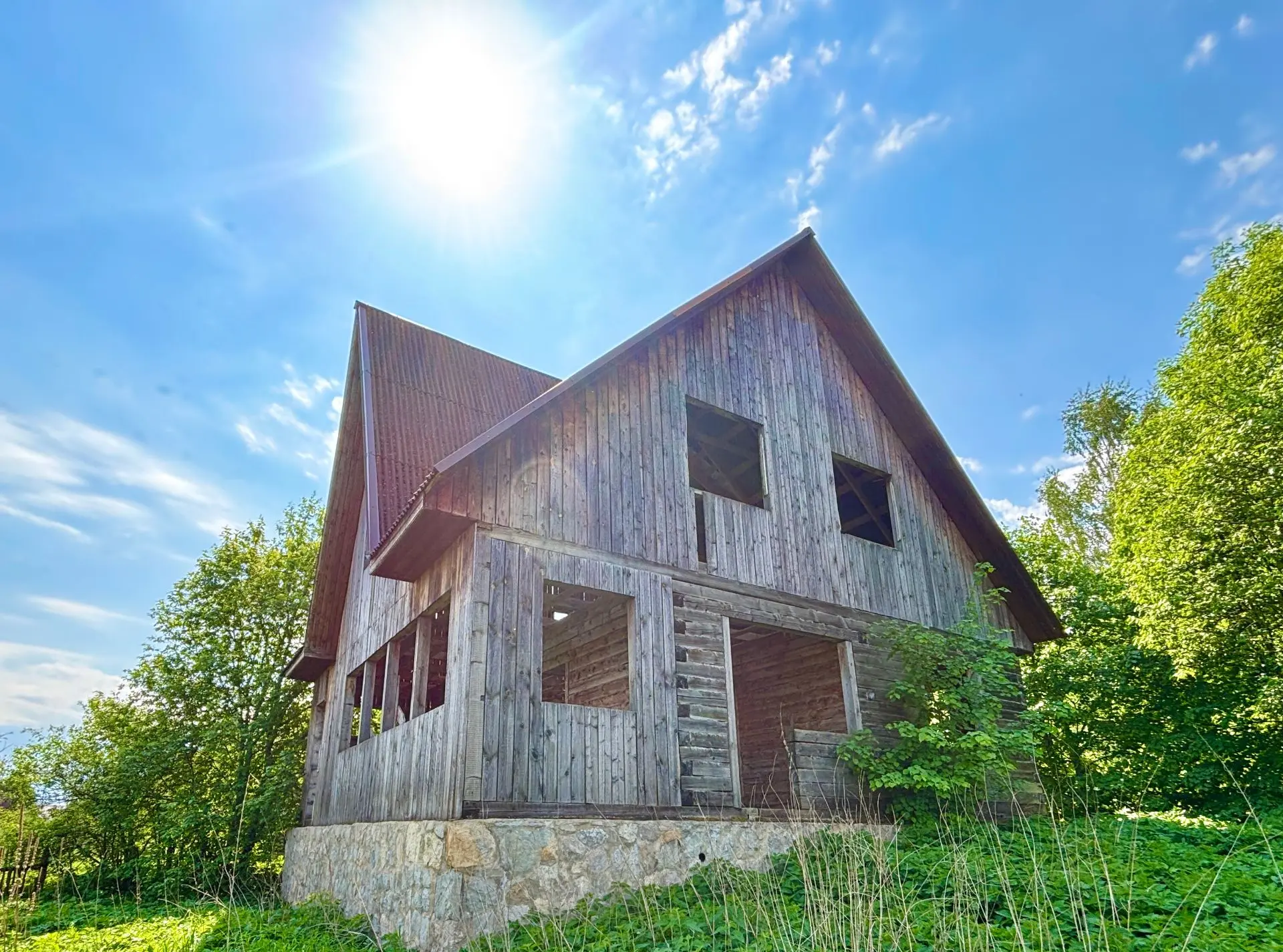 https://деревня.рф/properties/prodam-dom-i-uchastok-v-tihoj-derevne/