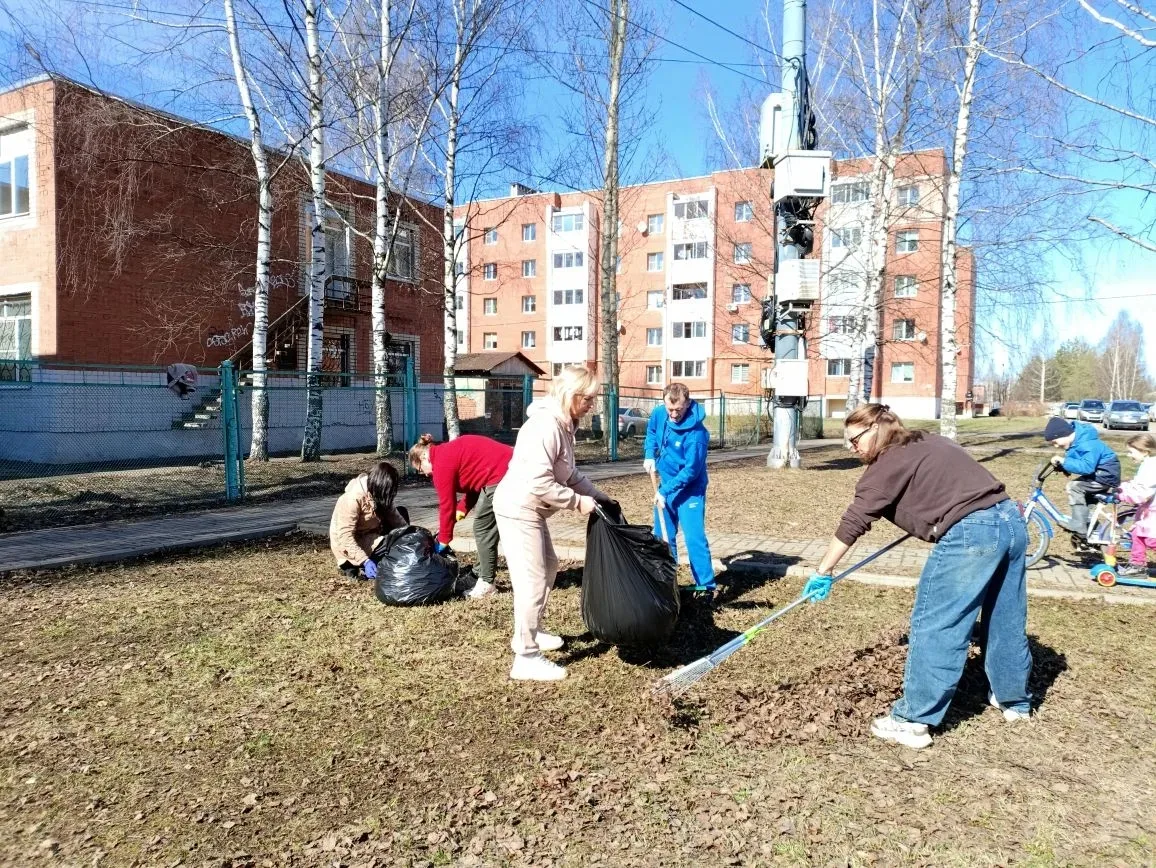 🌿 Добрые дела — вместе!  Воспитанники подготовительных групп вместе с педагогами и родителями принял