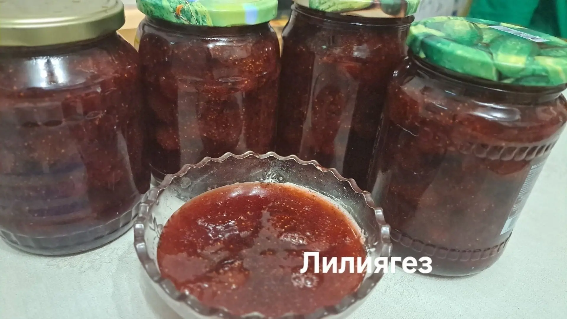 Менә шушы  рецепт белән виктория вареньесын ясадым узган ел. Куе варенье чыга.
Бик яраттык.  Җиләк с