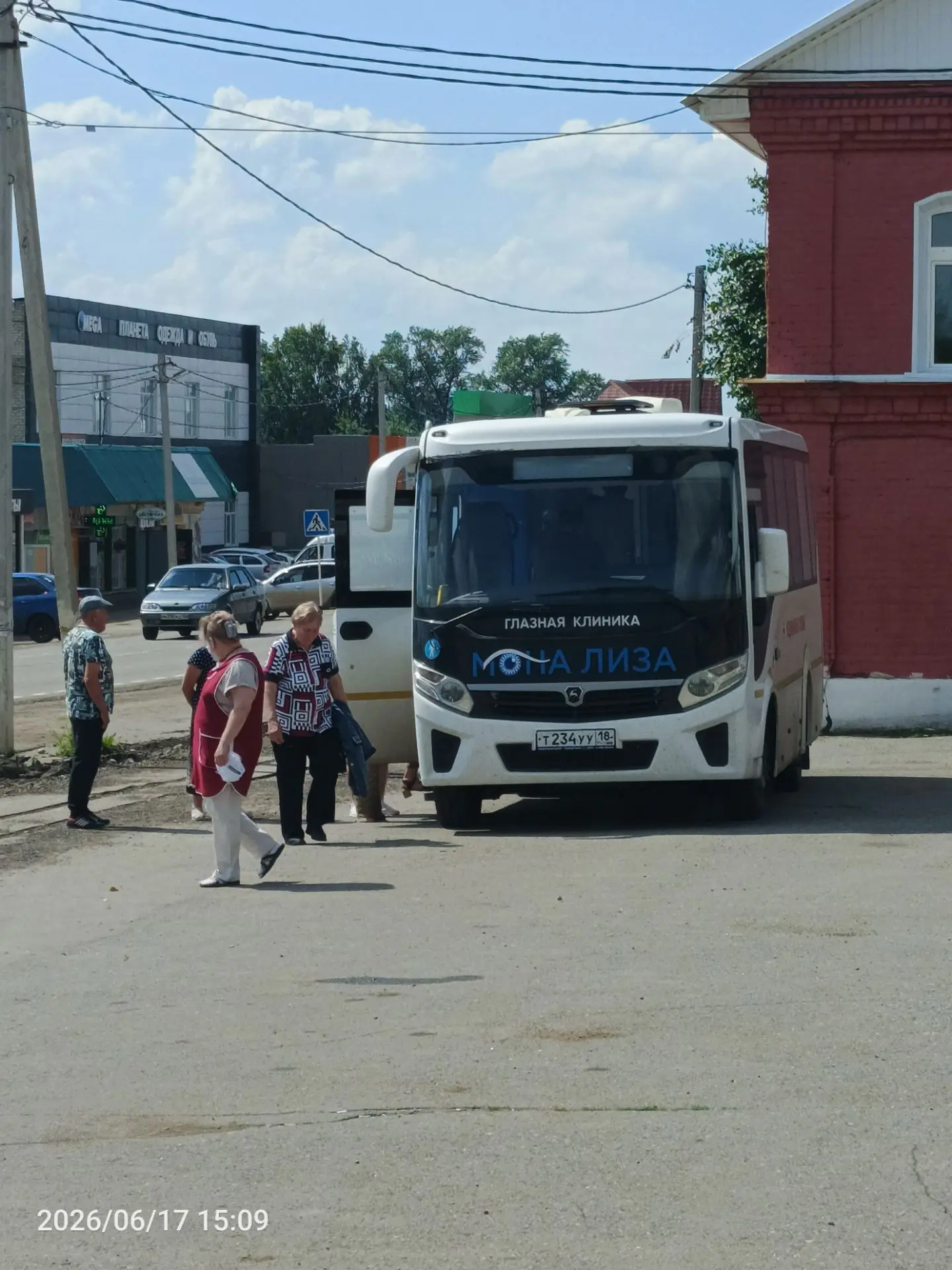 Сегодня на площади идёт прием компьютерной диагностики зрения.