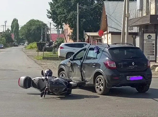 В Оренбурге, на пересечении улиц Шевченко и Лобовской, произошло ДТП: скутер врезался в...