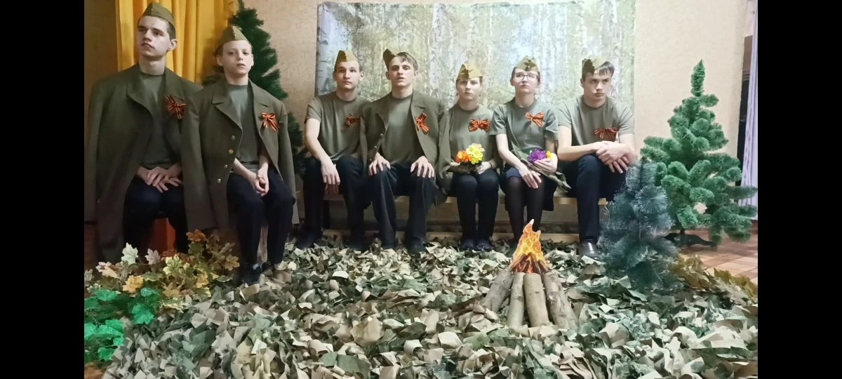 Вокалисты школьного хора «Браво» (руководитель Малышева А. В.): Алимова Л.; Гревцев С.;...