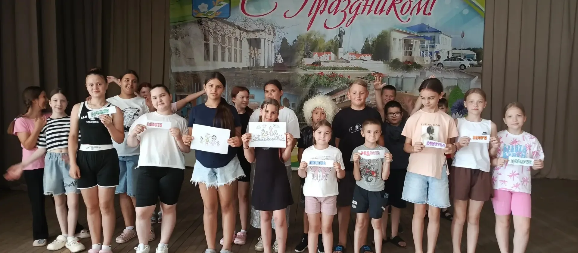 8 июля в Доме культуры, учащиеся школы приняли участие в игровой программе "Ромашковая Русь". Ребята