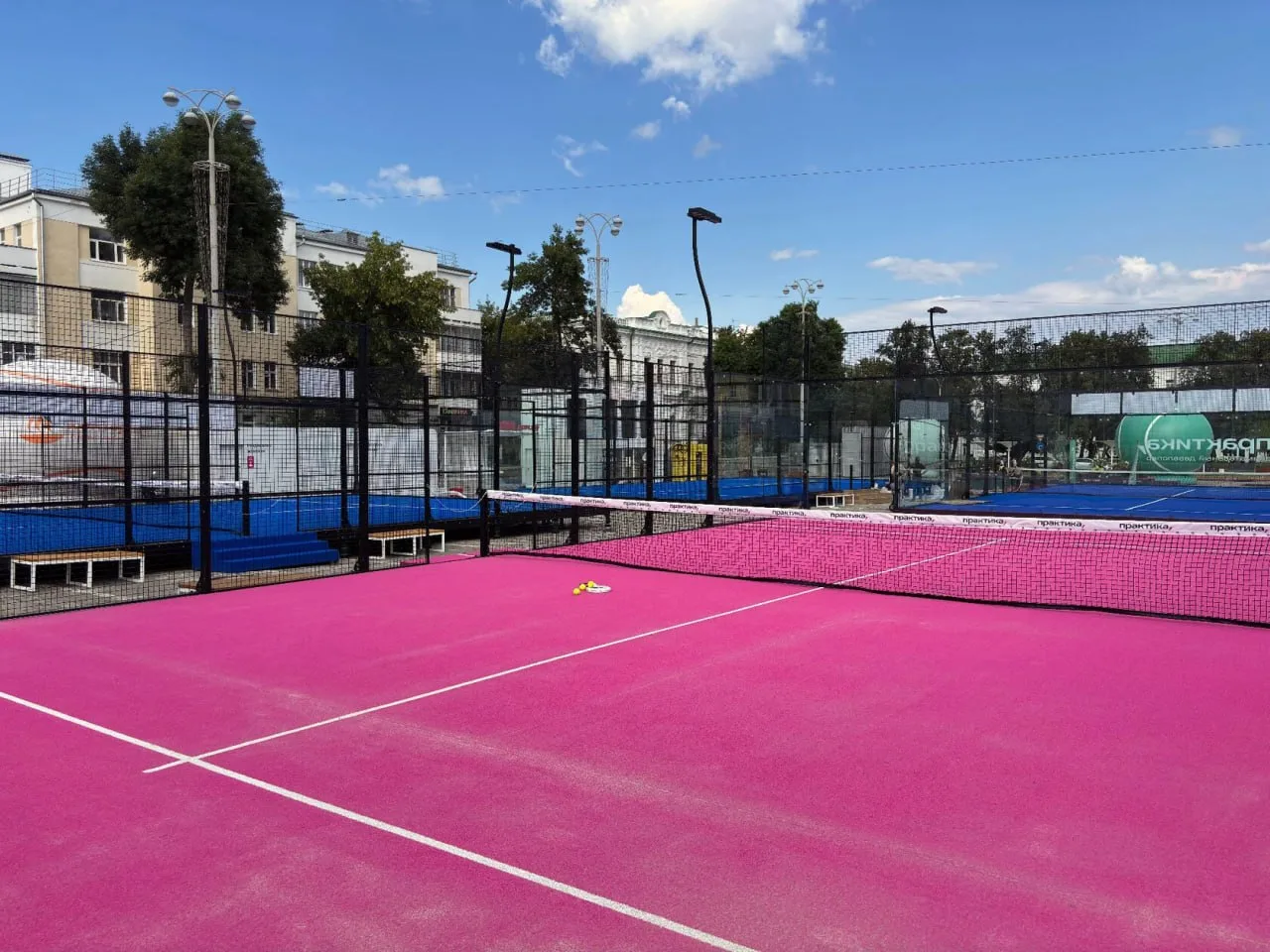 🎾 Сколько стоит поиграть в падел в центре Екатеринбурга? 

Корты на площади 1905 года, наконец, отк