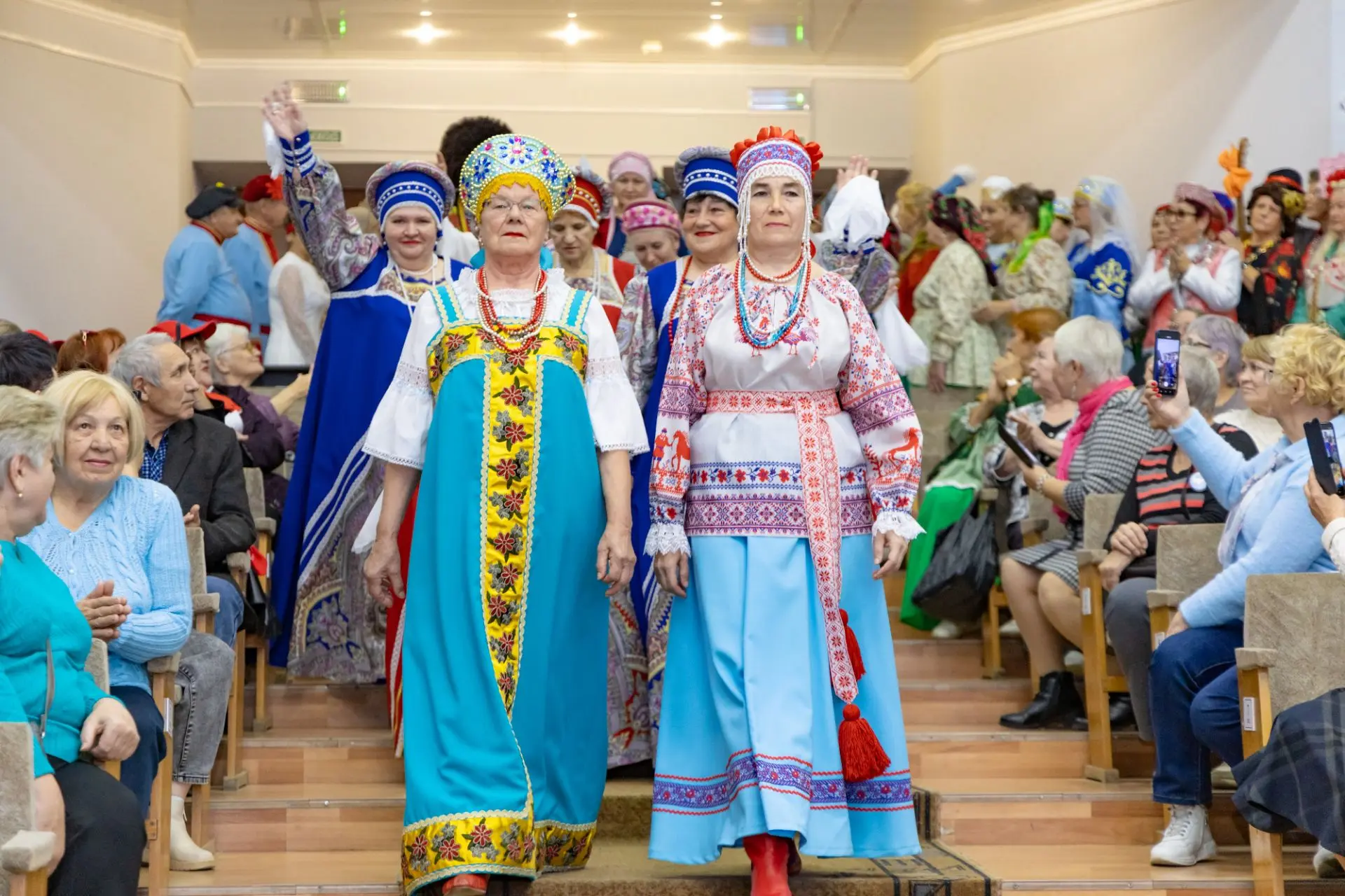 «Многоцветие костюмов»