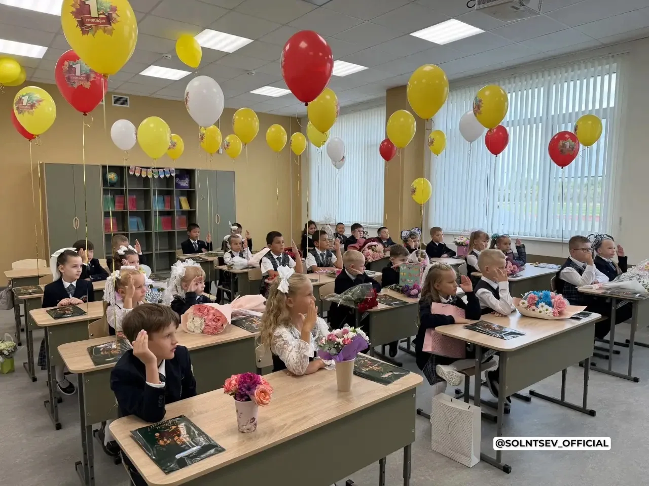 Начал праздничный день с поздравления учеников и педагогов Политехнического лицея.