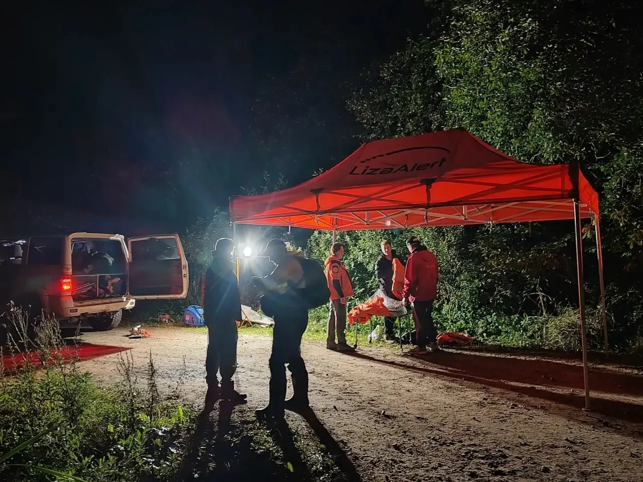 🔍 В Ленобласти волонтеры нашли заблудившихся в лесу отца с восьмилетней дочерью