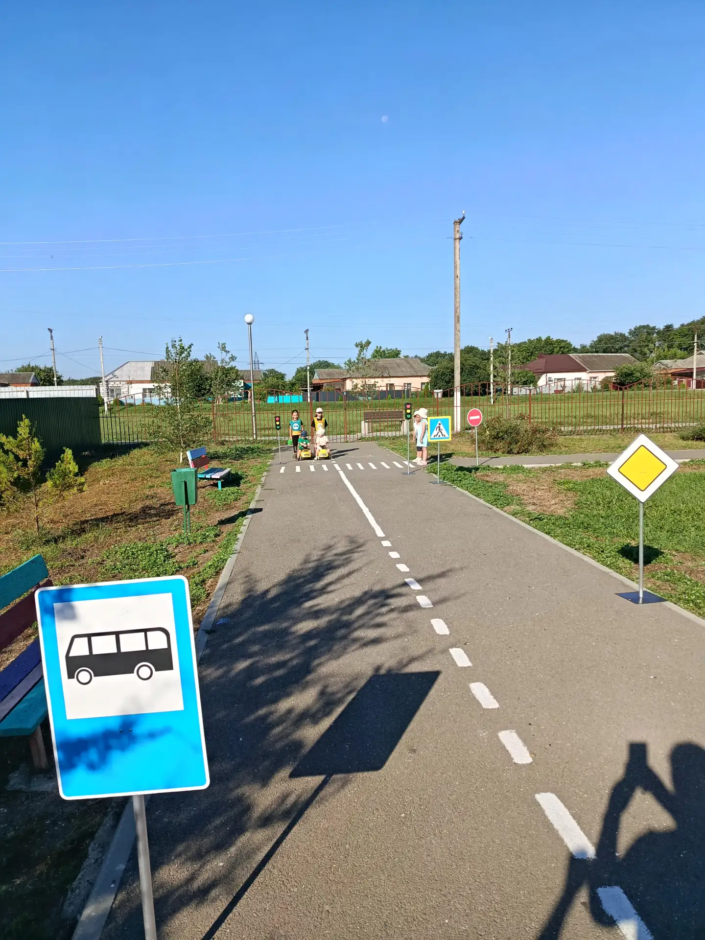 "УРОКИ БЕЗОПАСНОСТИ" ❗🚗🚲🛵🛴   У нас было настоящее дорожное движение! Дети с удоволь...