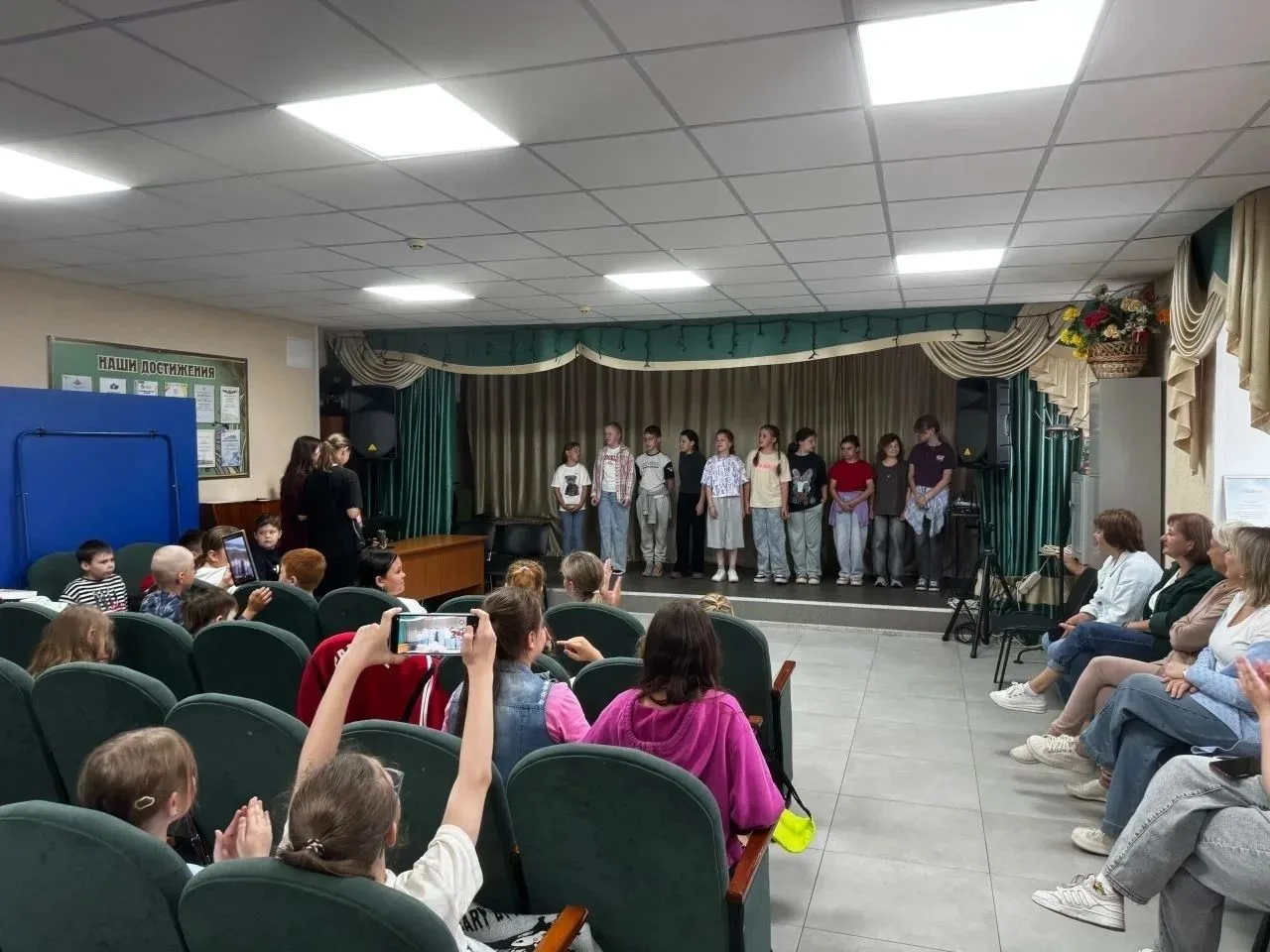 🎭 Театральный праздник прошел в пришкольном лагере села Сырское. 

Ребята вышли на сцену и показали