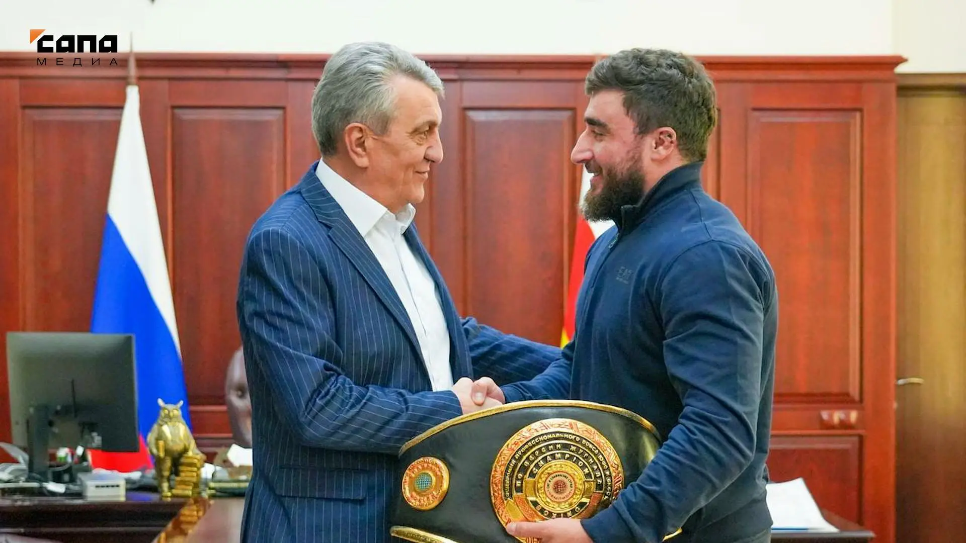 Вступившийся за сотрудниц кейтеринга боксер Давид Беликов защитил чемпионский титул  На турнире «Бои