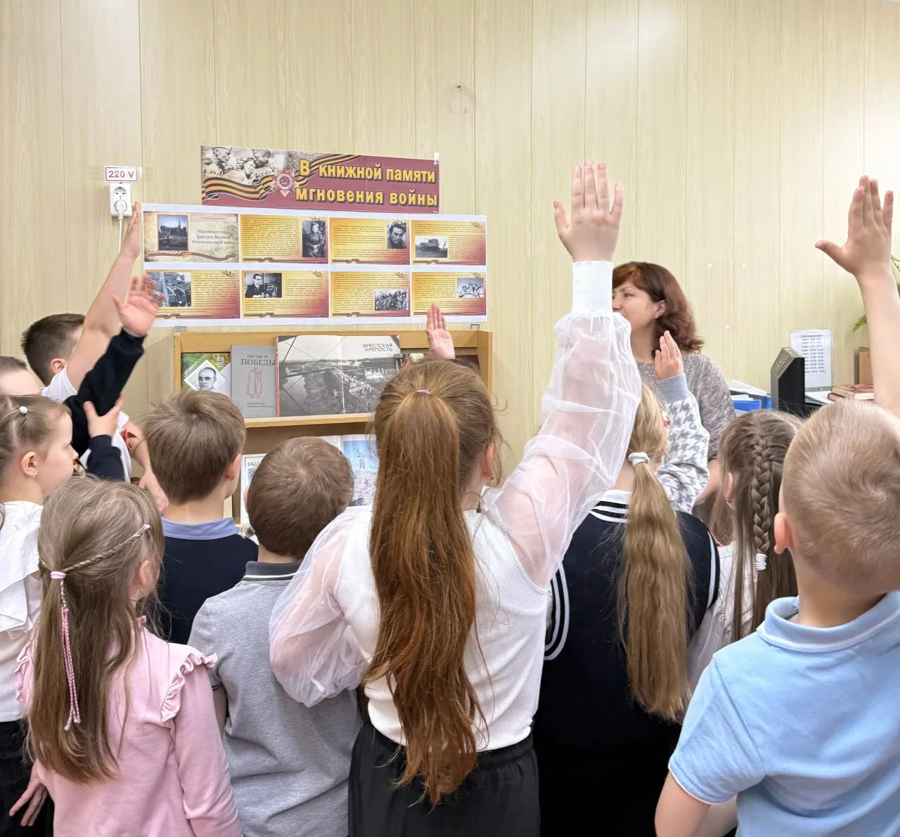 🌟 Учащиеся 2 "а" класса побывали в школьной библиотеке на выставке книг, посвященной Д...
