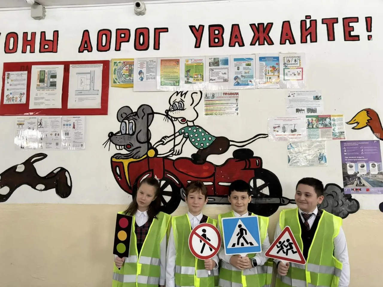Уважаемые родители и ученики нашей школы!  Сегодня активистами профильного класса " Юная смена ГИБДД