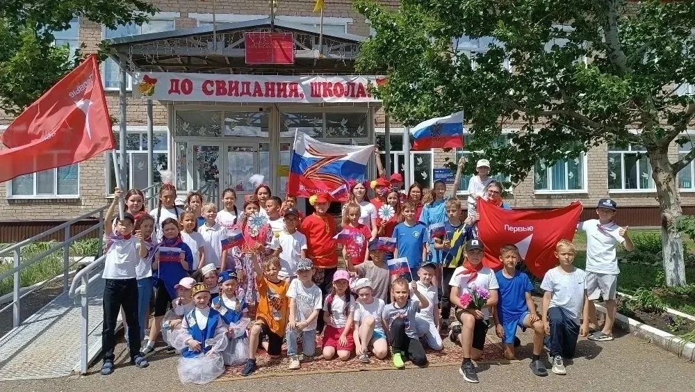 Дорогие друзья! 👋😊

Поздравляем вас с Днём России! 🇷🇺🎉

В нашем лагере «Родничок» 🌿 прошло пра