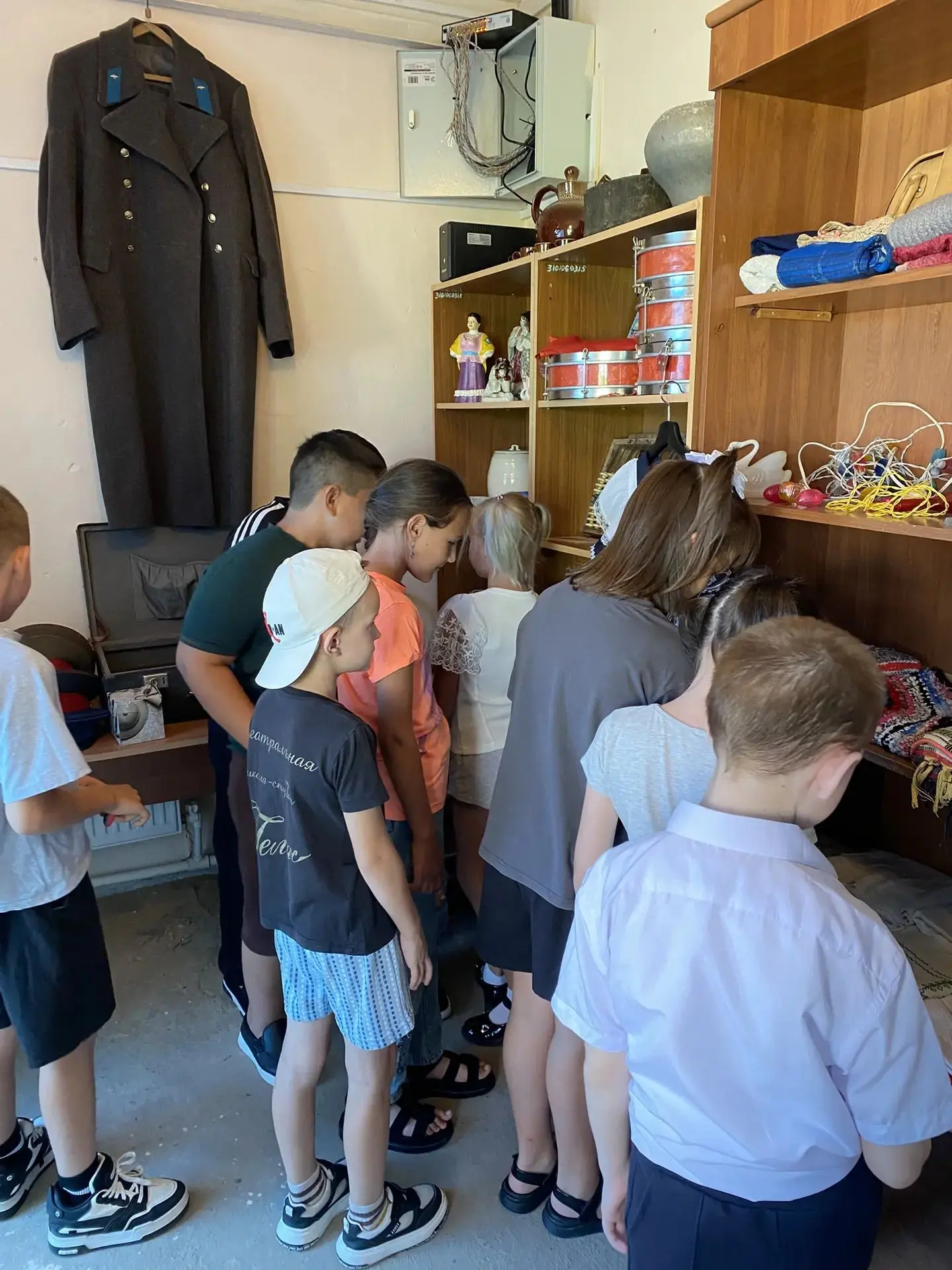 🏛 В нашем школьном Музее «Назад в СССР» сегодня было особенно оживлённо!