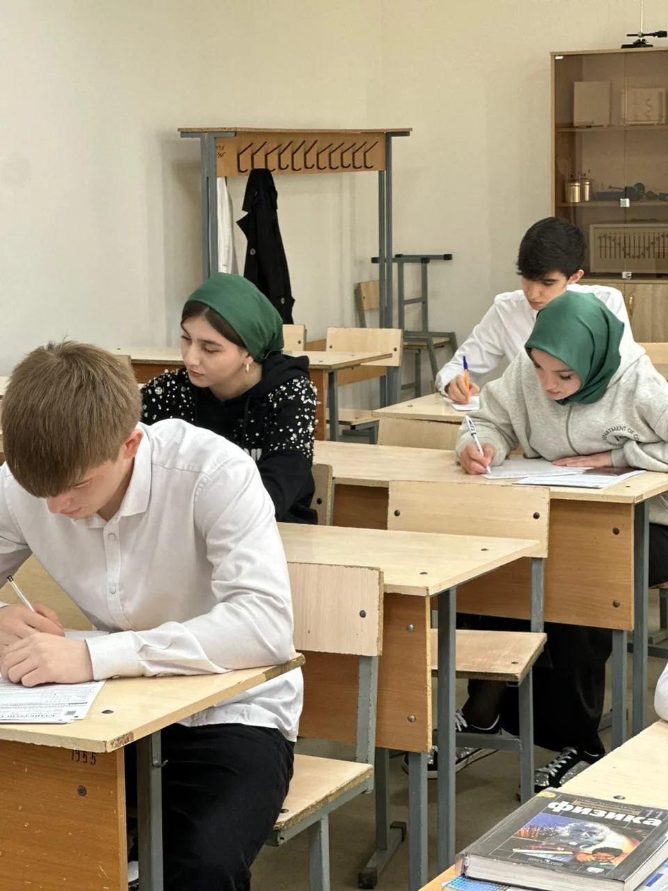 Сегодня одиннадцатиклассники МБОУ « Курчалоевская СШ №1 им. Дохтукаева М.А.» пишут итоговое сочинени