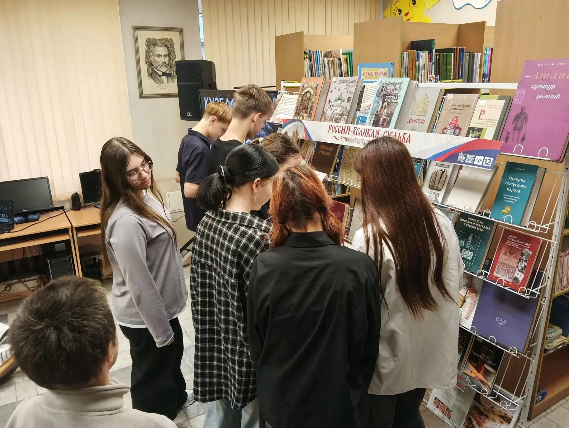 30 сентября в Центральной библиотеке д. Талая состоялось открытие передвижной выставки ...