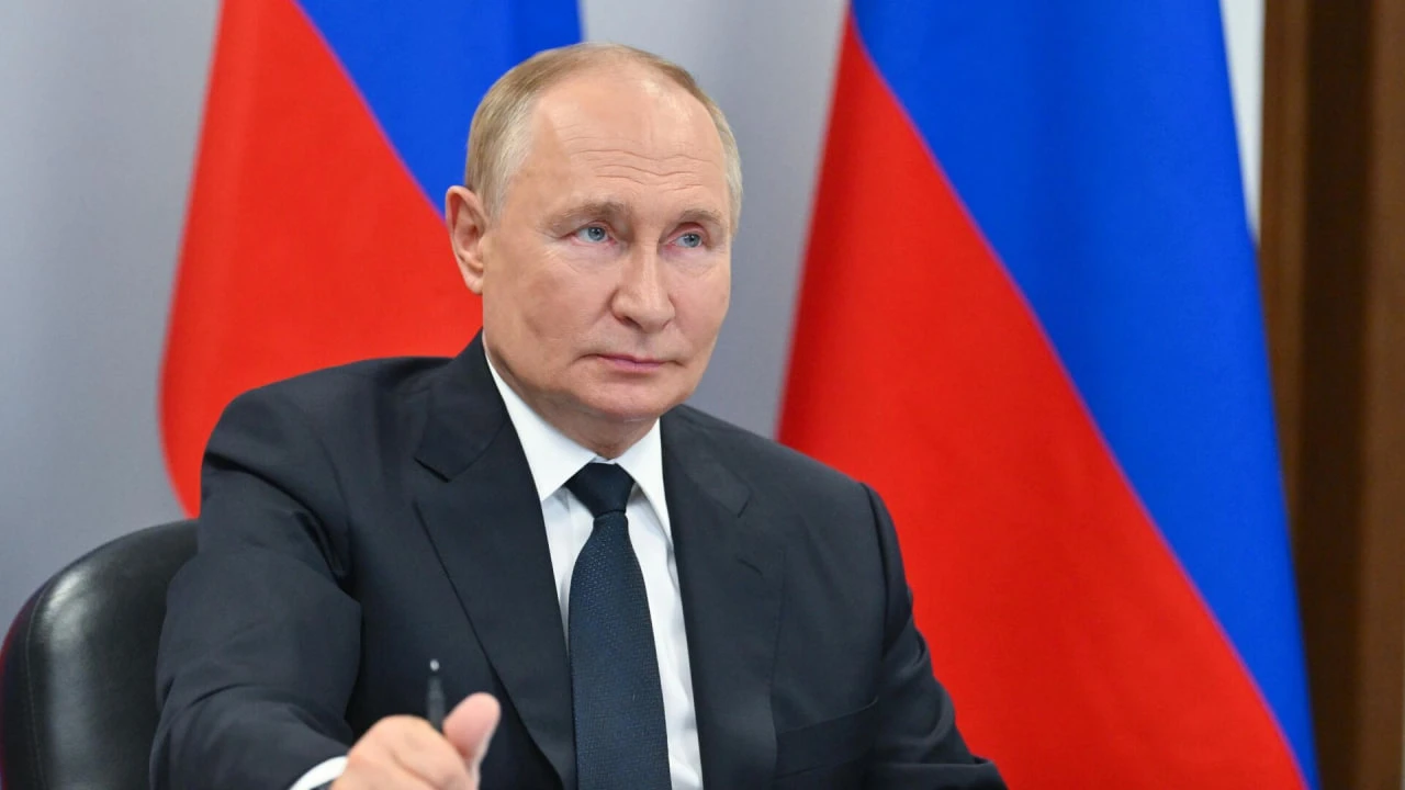 Владимир Путин ужесточил правила вывоза наличных рублей из России. Теперь физическим ли...