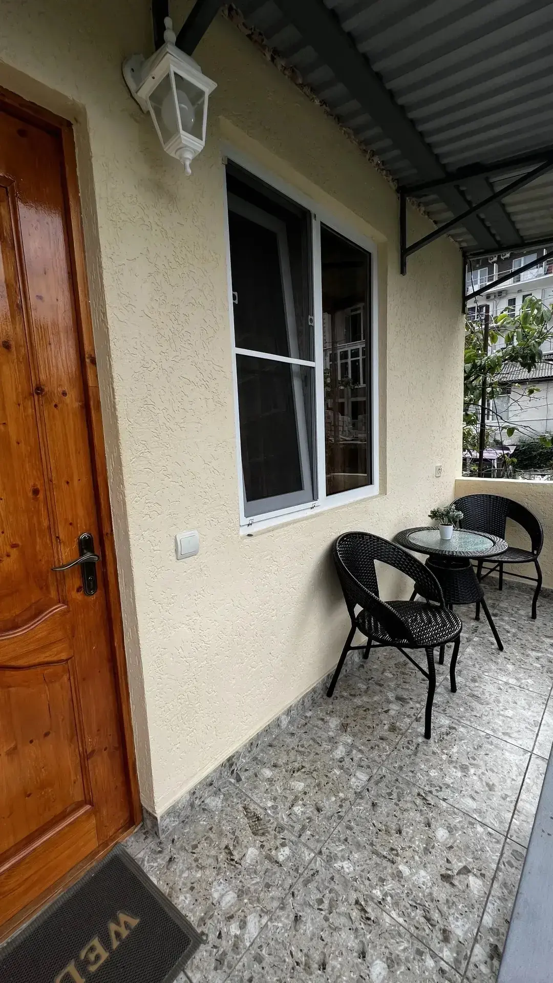 🌴 Новая Гагра.  
🌊 Первая улица от моря, 100м до пляжа
🏡 Сдаются отдельные номера со всеми удобст
