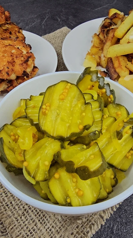 Пикантные, кисло-сладкие маринованные огурцы можно приготовить буквально за 10 минут