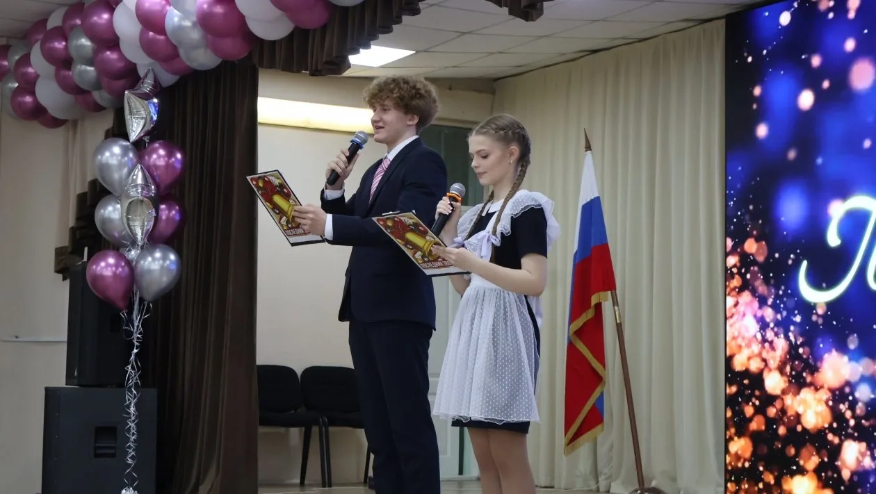 🔔Изящным вальсом завершился последний звонок в средней школе № 25 Уссурийска  Сегодня в школах Уссур