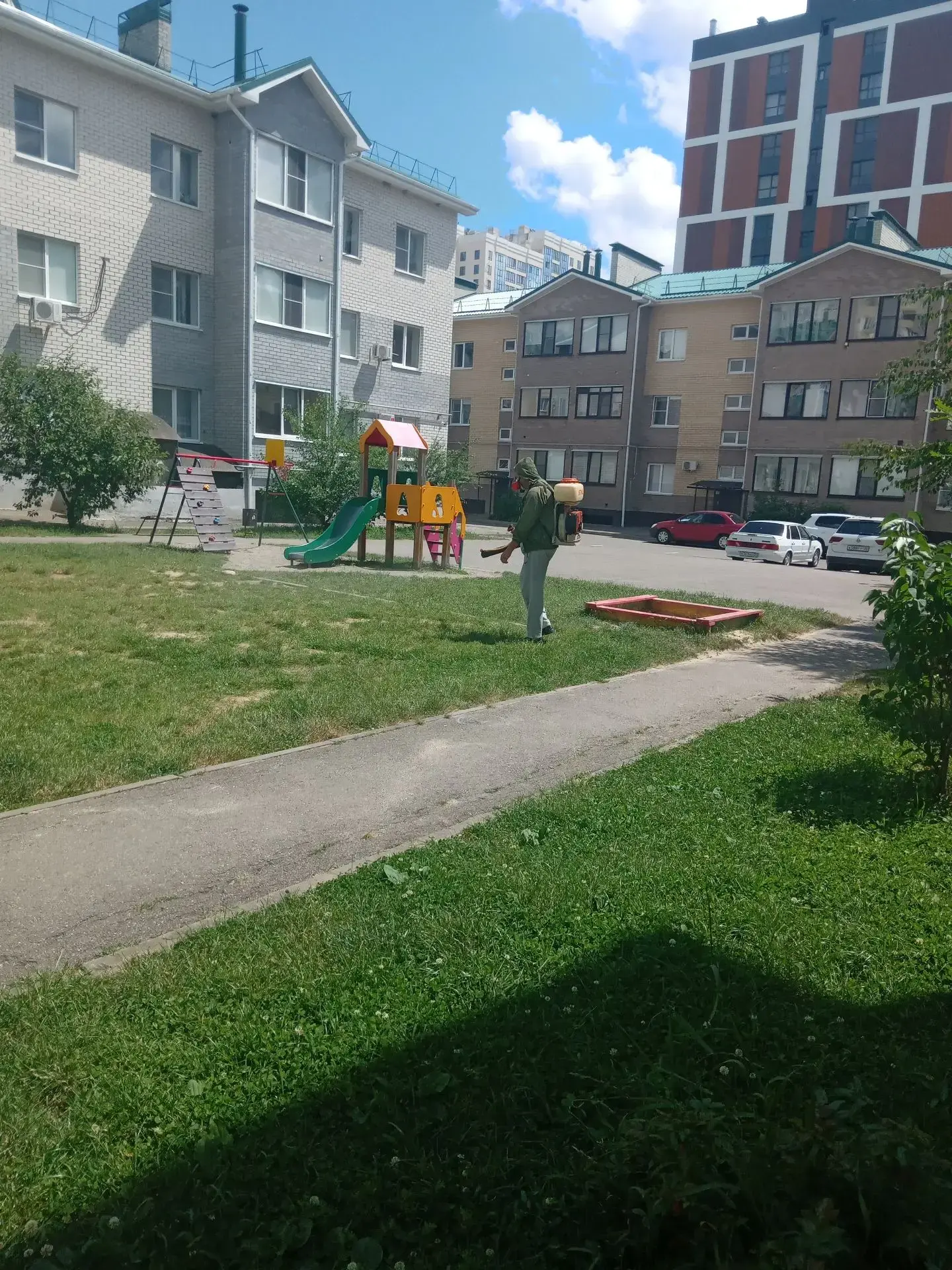 Проведена акарицидная обработка придомовых территорий от клещей (на фото ЖК Изумрудный город, ЖК Кро