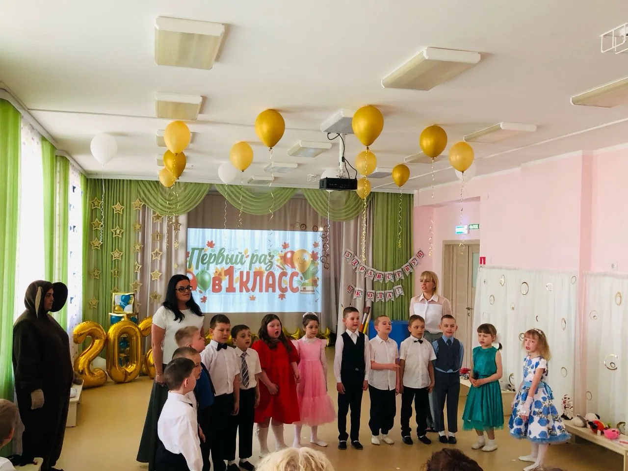 В корпусе № 2 сегодня царила особая атмосфера: группы «Ветерок» 🌬️ и «Лучик» ☀️ отпраз...