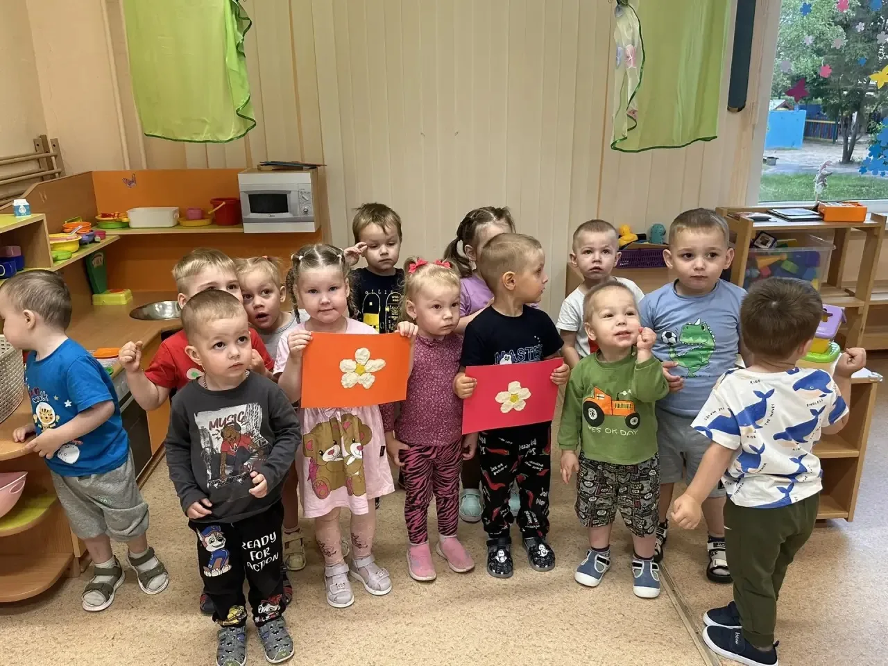 Семья — это дом, родители, дети,
Семья — когда счастливы все люди на свете,
Семья — это нежность, по