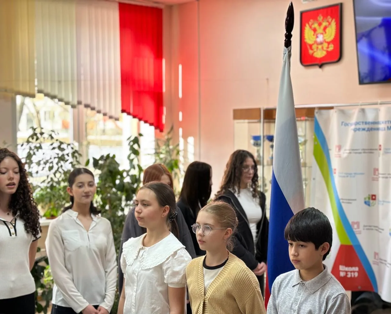 🇷🇺 Торжественно начали новую неделю!   📍Амурская, 6  Утро понедельника в нашей школе началось с торж