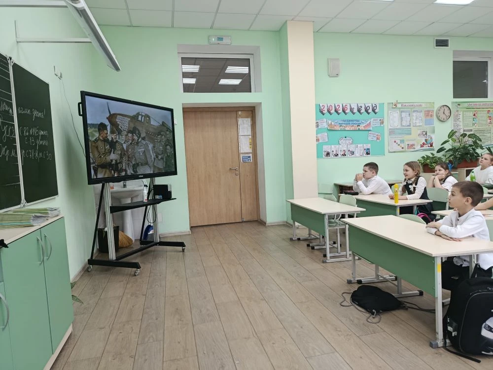 Сегодня во 2 "В" классе прошёл Урок Мужества посвящённый летчику Алекса́ндру Ива́новичу Покры́шкину.