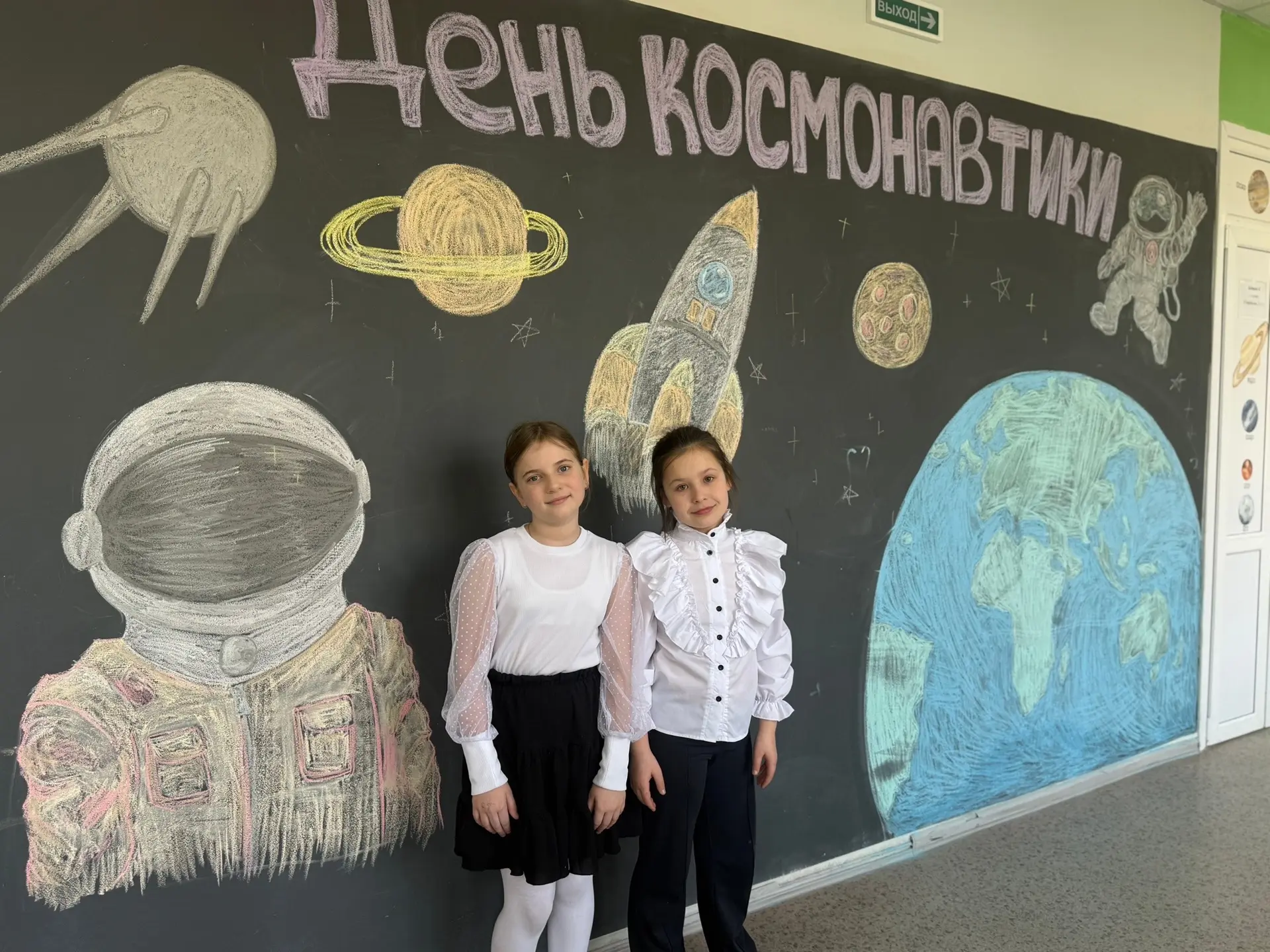 65 ЛЕТ ЛЕГЕНДАРНОМУ «ПОЕХАЛИ!» 🚀🌌  Сегодня наша школа погрузилась в настоящий космос!  65 лет назад 