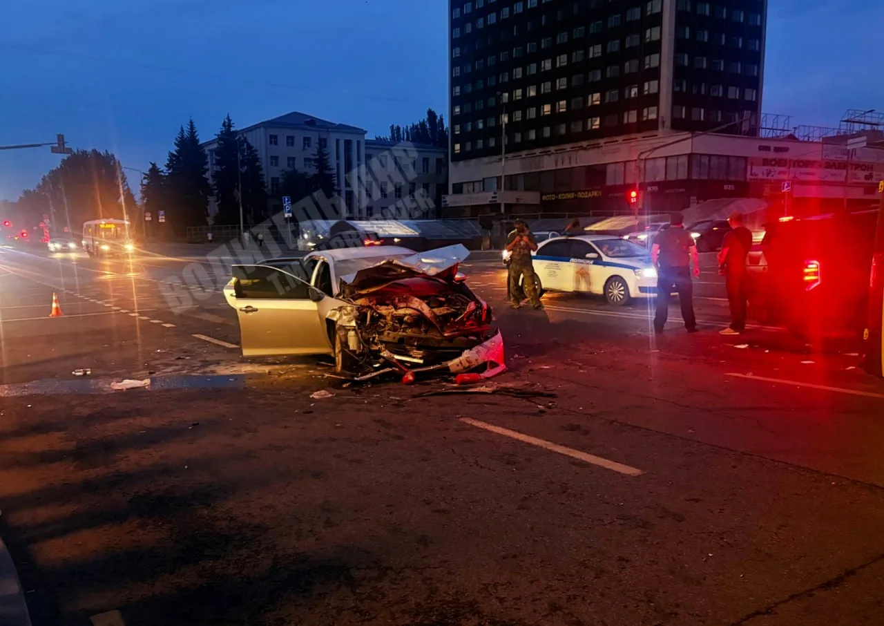 Перекрёсток на Кристалле, Луганск.

@lprdriver