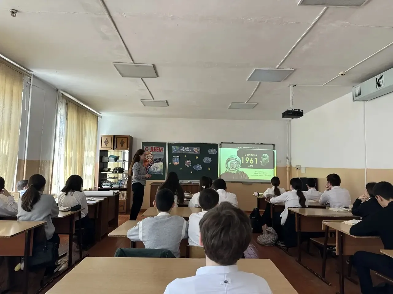 В преддверии Дня космонавтики ученики 7 «Б» класса отправились в увлекательное путешествие по просто