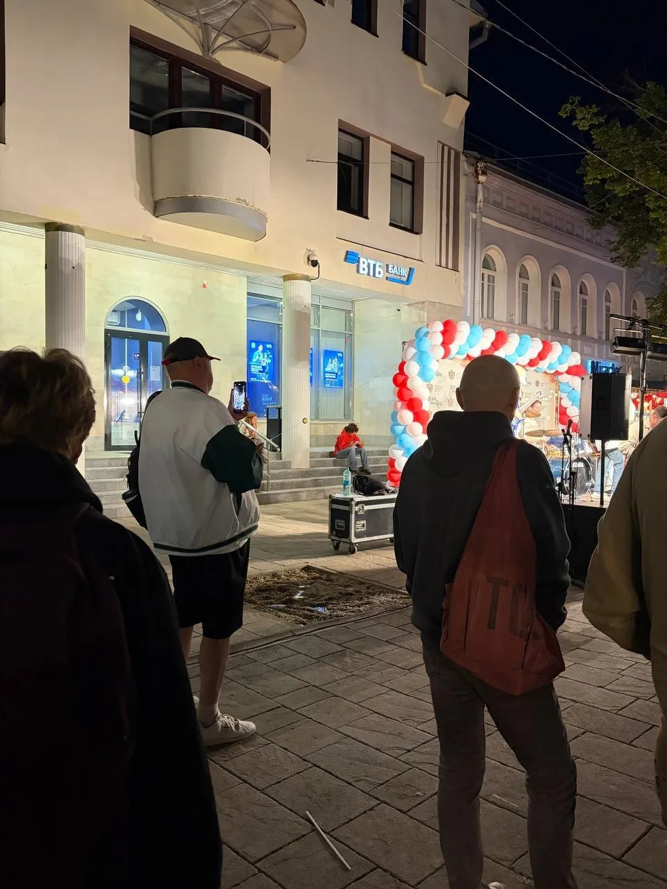 Ищу мальчика в оранжевой куртке анон