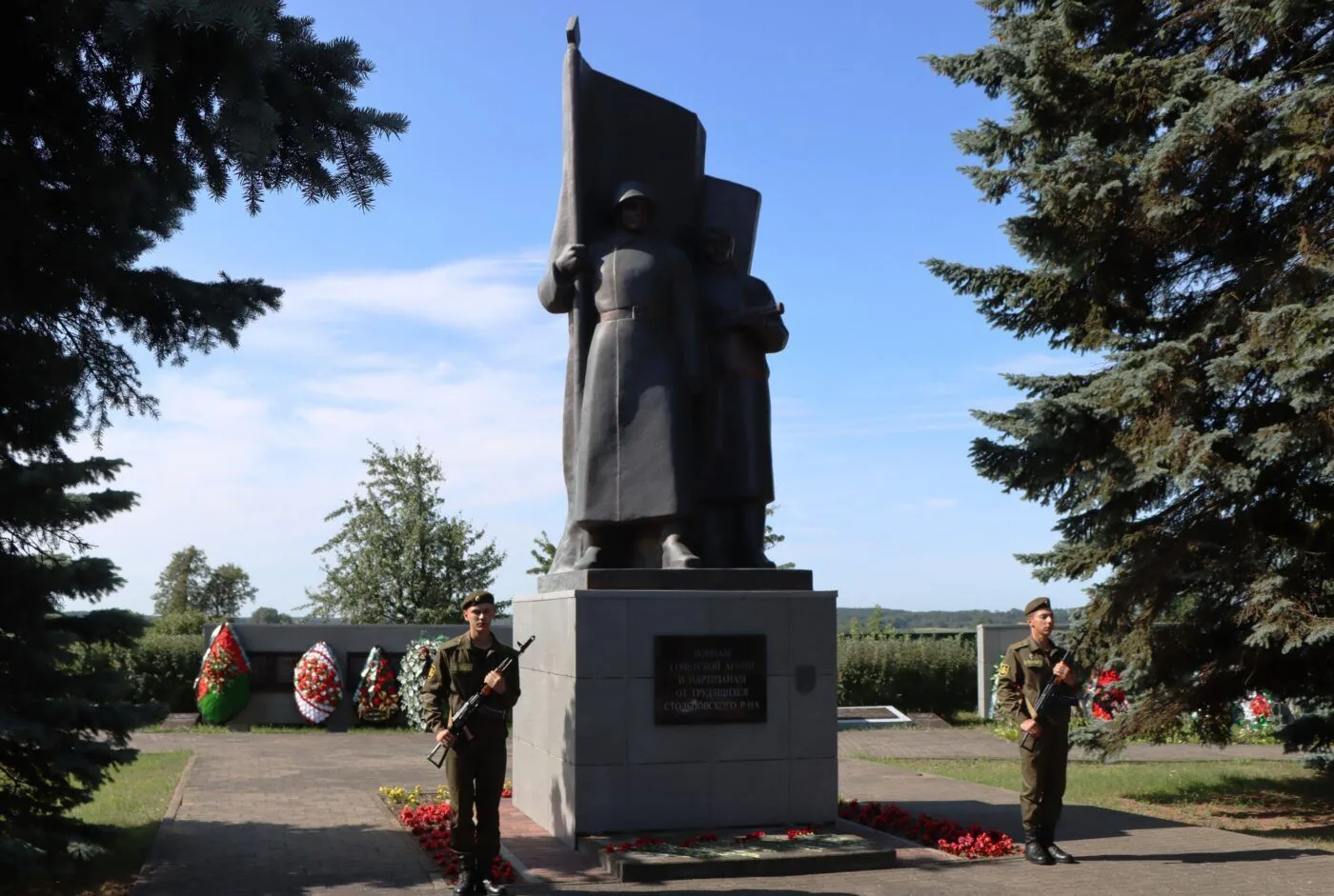 21 ИЮНЯ 1941 ГОДА В СОВЕТСКИХ ШКОЛАХ ПРОХОДИЛИ ВЫПУСКНЫЕ ВЕЧЕРА...
21 июня 1941 года в советских шко