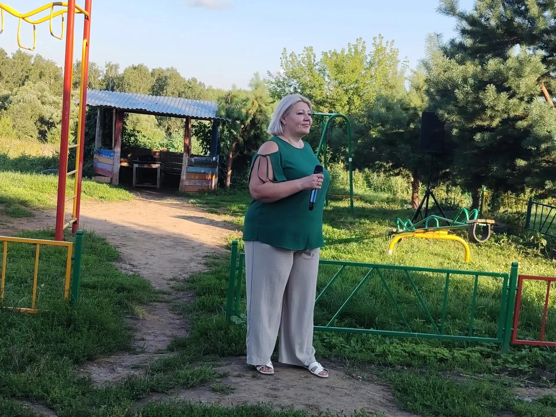 Творческий коллектив Архангельского центра культуры и досуга посетил д.Колычево с конце...