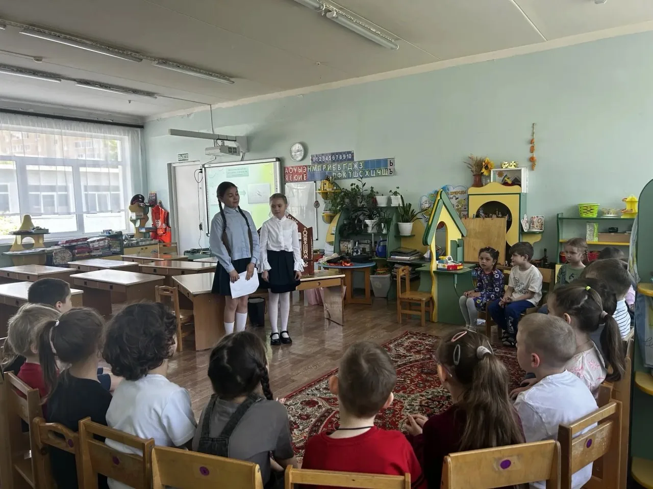 🎭 Настоящая сказка для малышей! Сегодня наши талантливые третьеклассницы Семенова Агния и Шакирова М