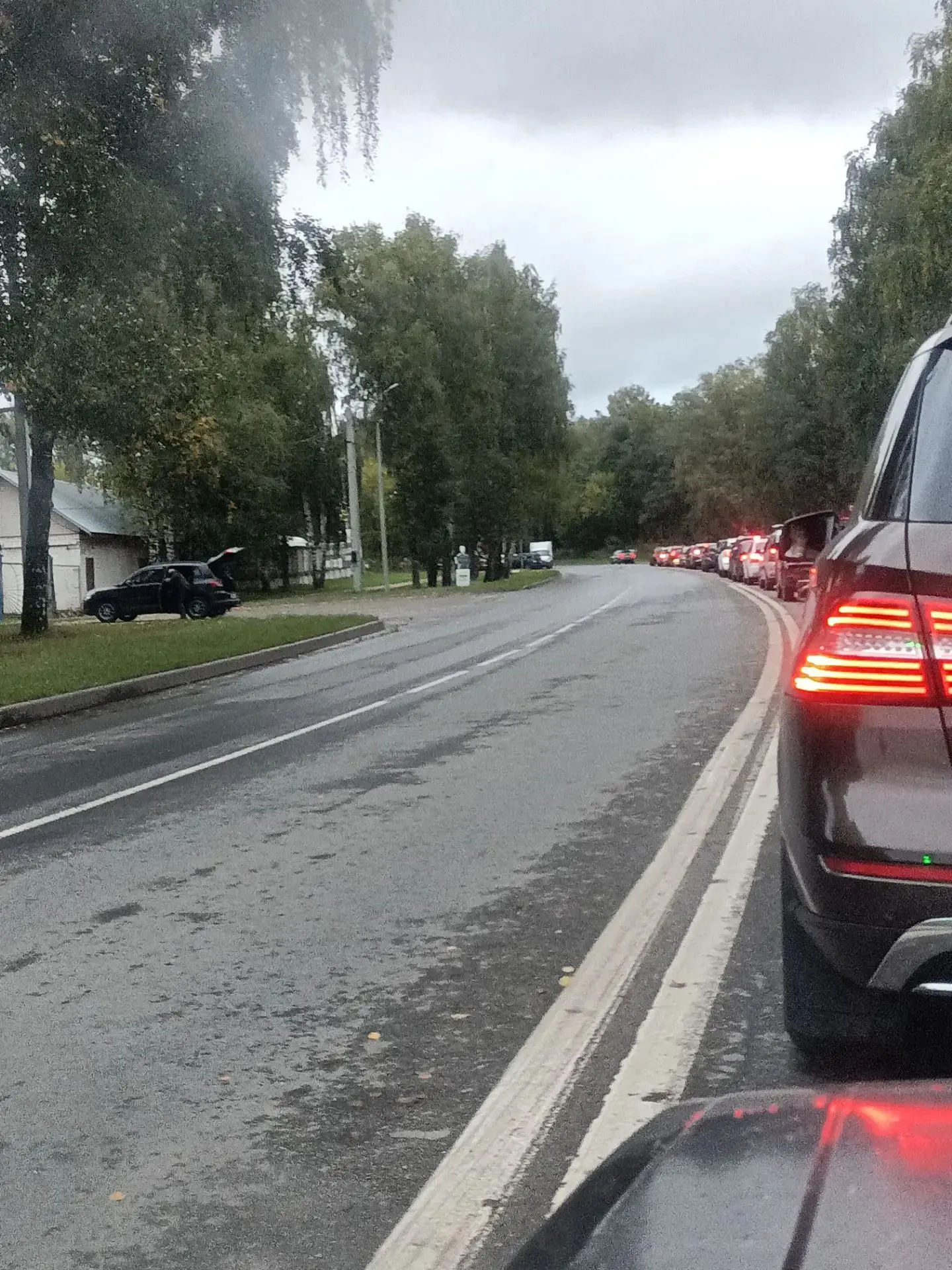Доброе утро, на АЗС сейчас такие очереди. На Галичской ещё больше очередь😱
