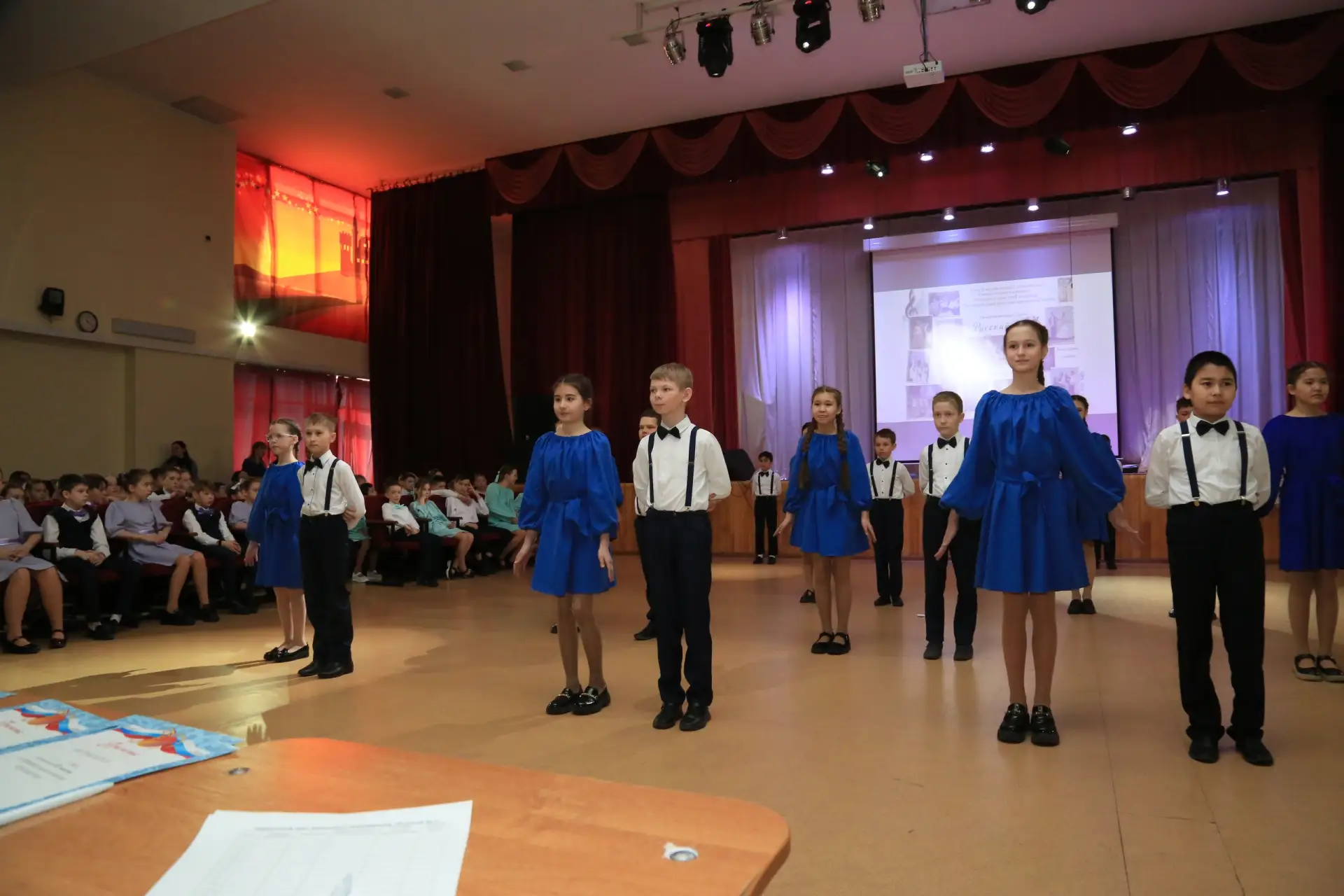 💃 Сегодня в школе — настоящий праздник грации и красоты! 💐  В актовом зале царила атмосфера настояще
