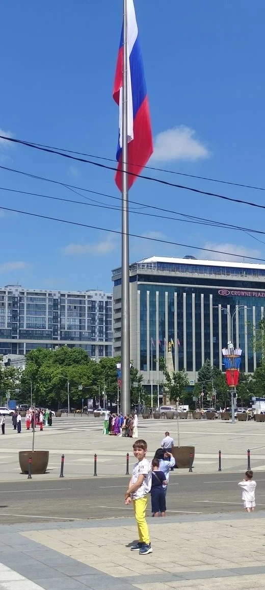 Ребята нашей школы делятся впечатлениями от сегодняшнего праздника 
12 июня - дня России 🇷🇺
И сего