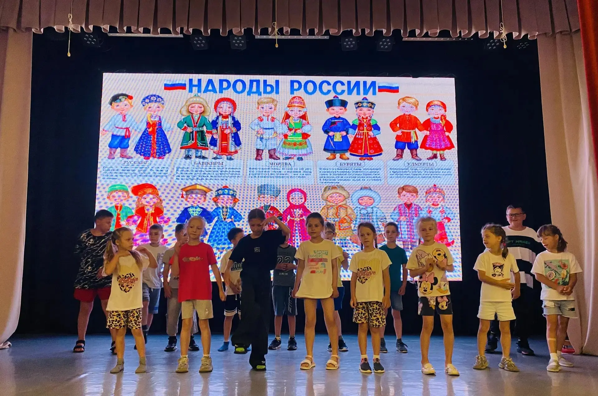 Россия богата народами, которые щедро расселились на её территории. Россия - интересная страна, она 