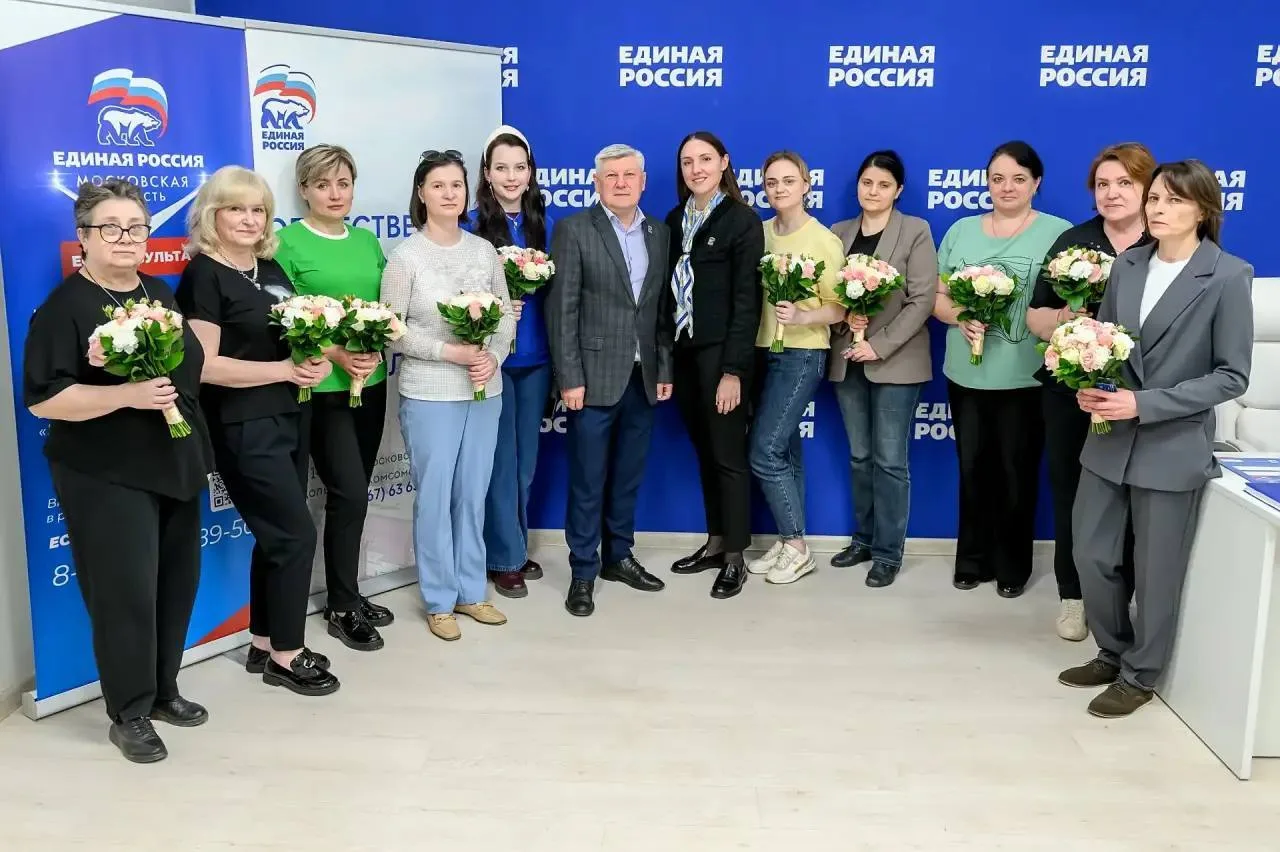 👍 Новым членам партии «Единая Россия» вручили партийные билеты в Подольске  Партийные билеты сторонн