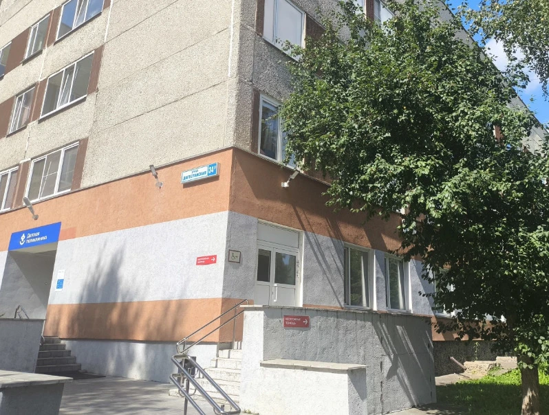 Вчера утром у детской поликлиники были украдены крепления сумки с коляски, припаркованн...