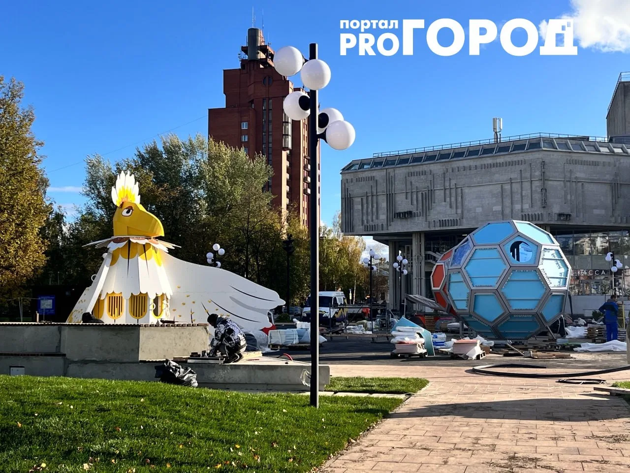 Благоустройство площади Юности у ярославского ТЮЗа вышло на финишную прямую. На объекте...