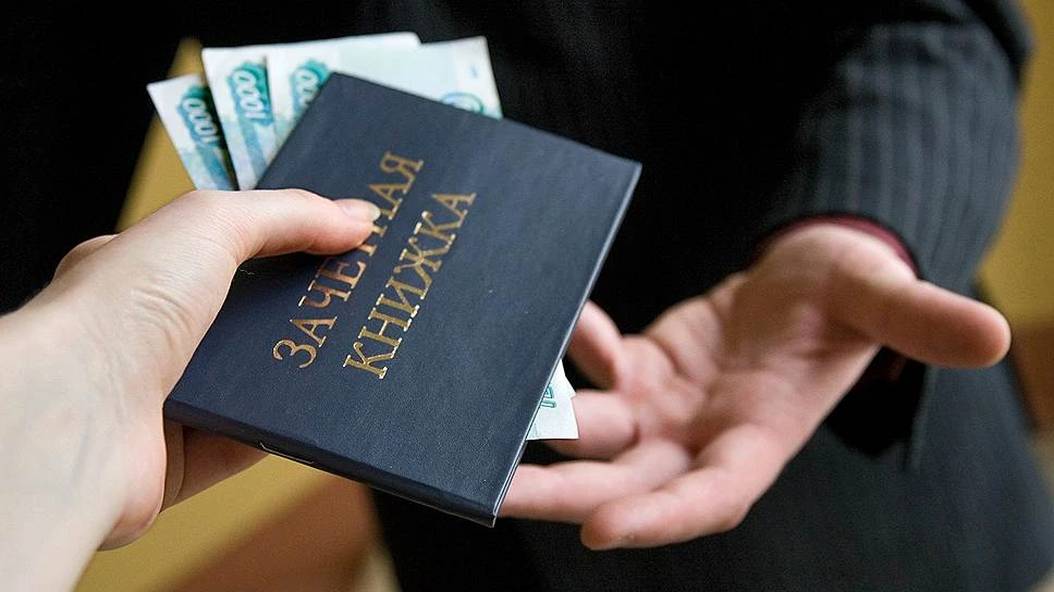 Преподаватель ВУЗа должна выплатить штраф 2 млн рублей за "сдачу" дипломов

В Воронеже преподаватель