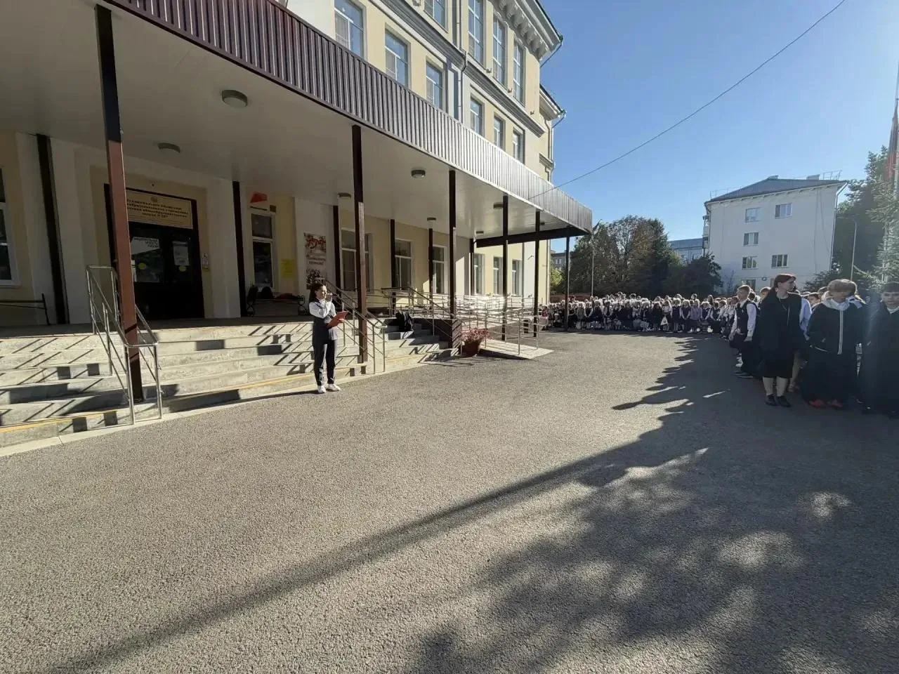В школе прошла линейка, посвященная Дню солидарности в борьбе с терроризмом!